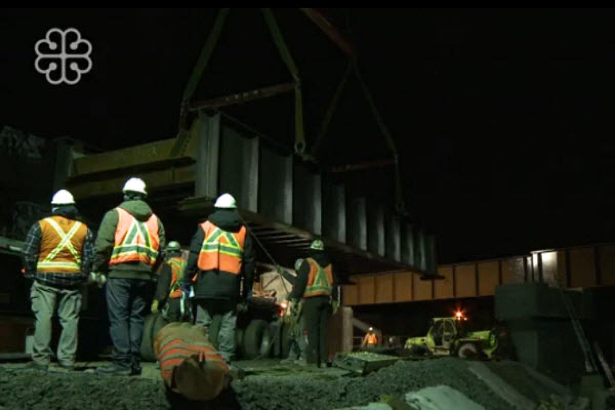 Installation d'un pont ferroviaire surplombant le boulevard Décarie