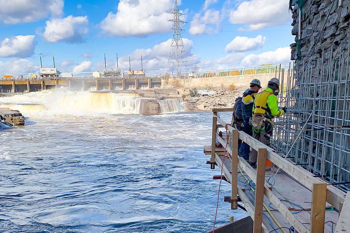 Les travailleurs de Béton Concept A.M. - Atwill-Morin Structure contribuent à la revitalisation de l’un des bâtiments historiques de la centrale hydroélectrique d’Hydro-Ottawa des chutes de la Chaudière - Photo de Béton Concept A.M.