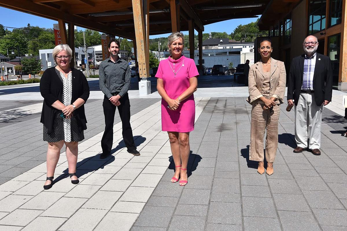 Premier plan : De gauche à droite, la ministre responsable des Affaires autochtones et ministre responsable de la région des Laurentides, Mme Sylvie D’amours; la ministre des Affaires municipales et de l’Habitation, Mme Andrée Laforest; et la ministre des Relations internationales et de la Francophonie, ministre de l’Immigration, de la Francisation et de l’Intégration et députée de Bertrand, Mme Nadine Girault. En arrière : À gauche, le directeur du P’tit Train du Nord, M. Jean-Sébastien Thibault, et à droi