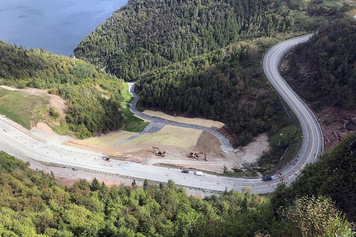 Les travaux de stabilisation de talus complétés sur la route 132 à Percé. Crédit : MTQ