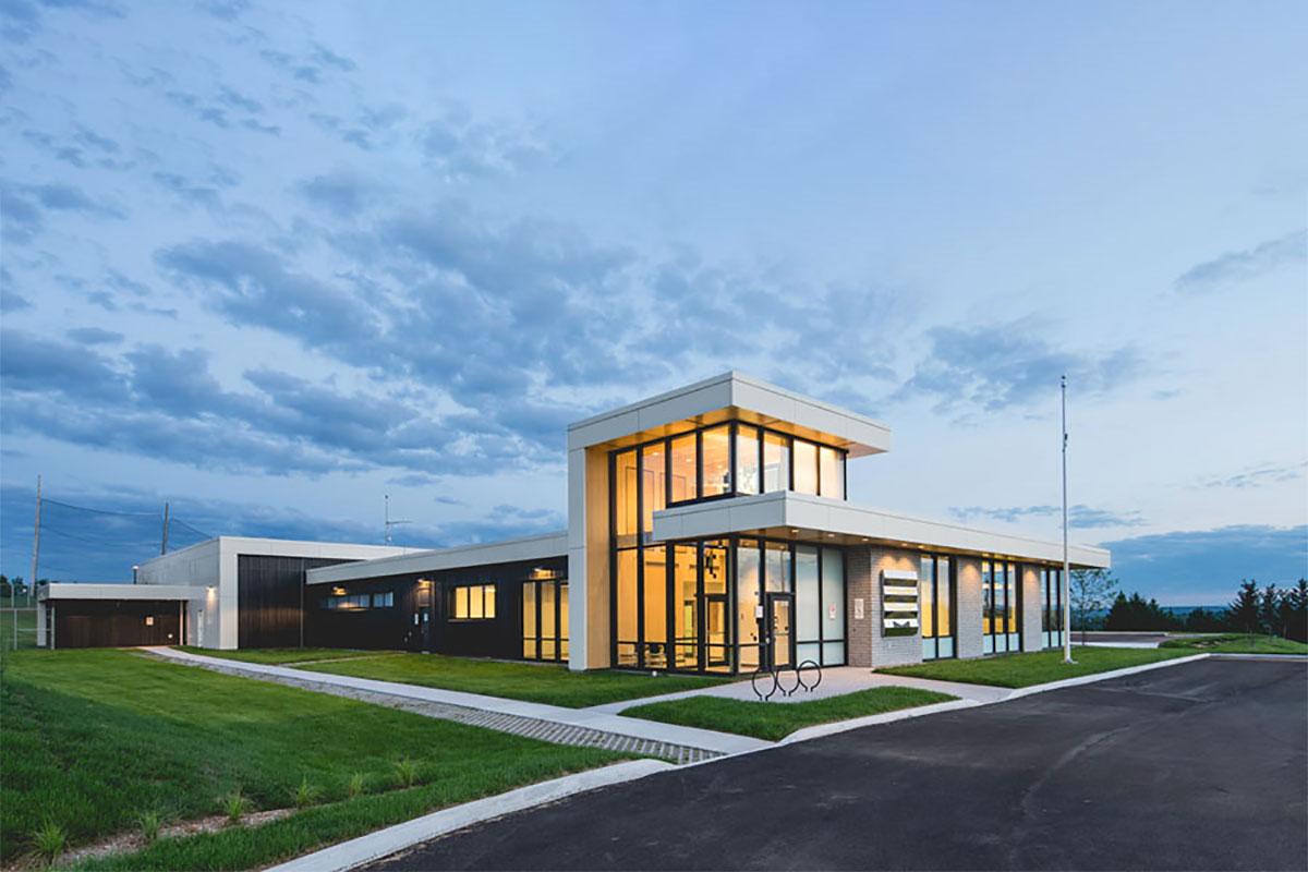 Memphrémagog : le bâtiment du poste de la Sûreté du Québec certifié Leed niveau Argent - Photo : Raphael Thibodeau