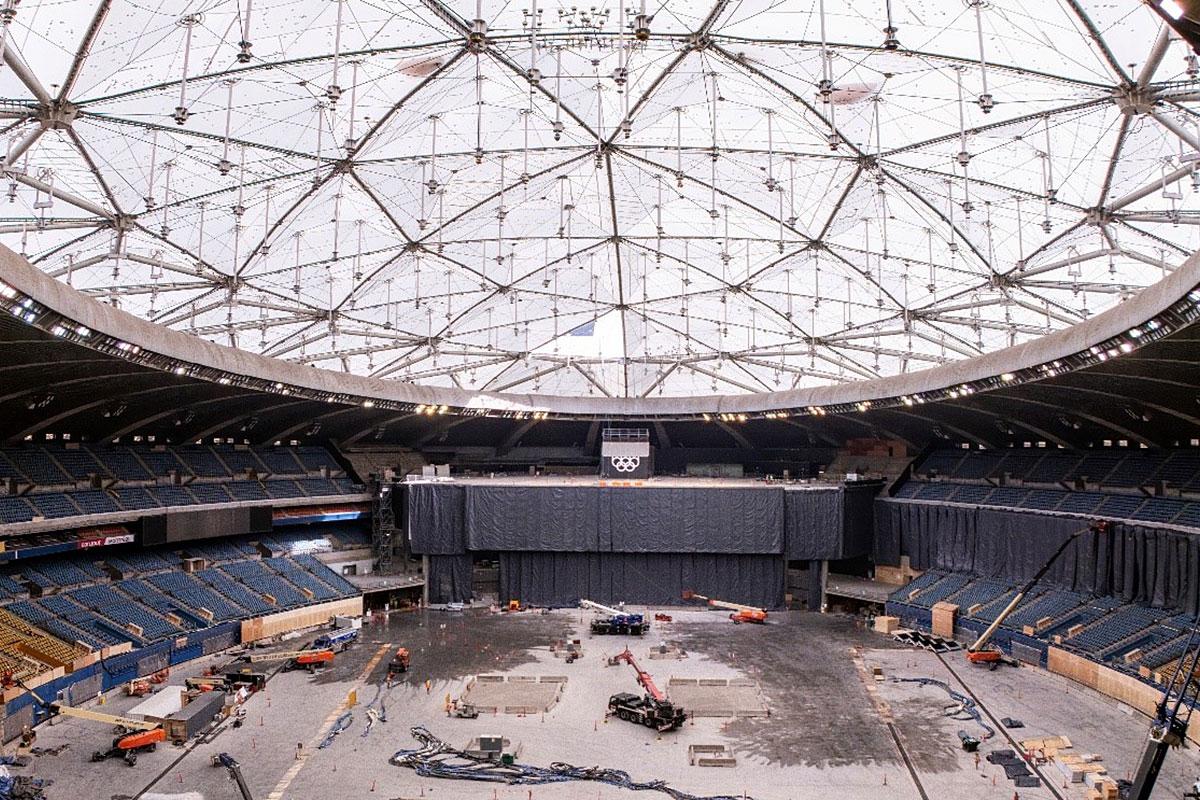 Début du démantèlement de la toiture du Stade olympique. Crédit : Parc olympique