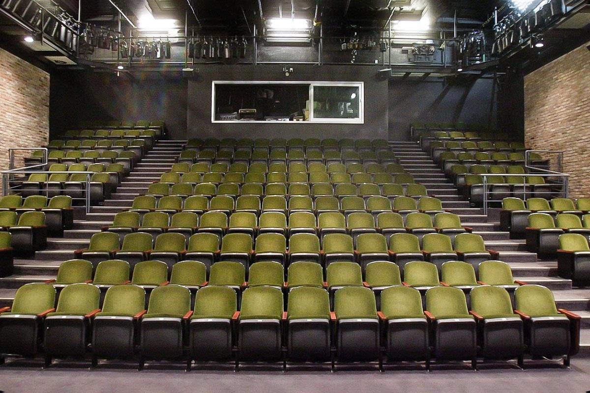 les travaux concerneront lesffectuer des travaux importants sur les passerelles techniques de la salle principale du Théâtre Centaur - Image de Théâtre Centaur