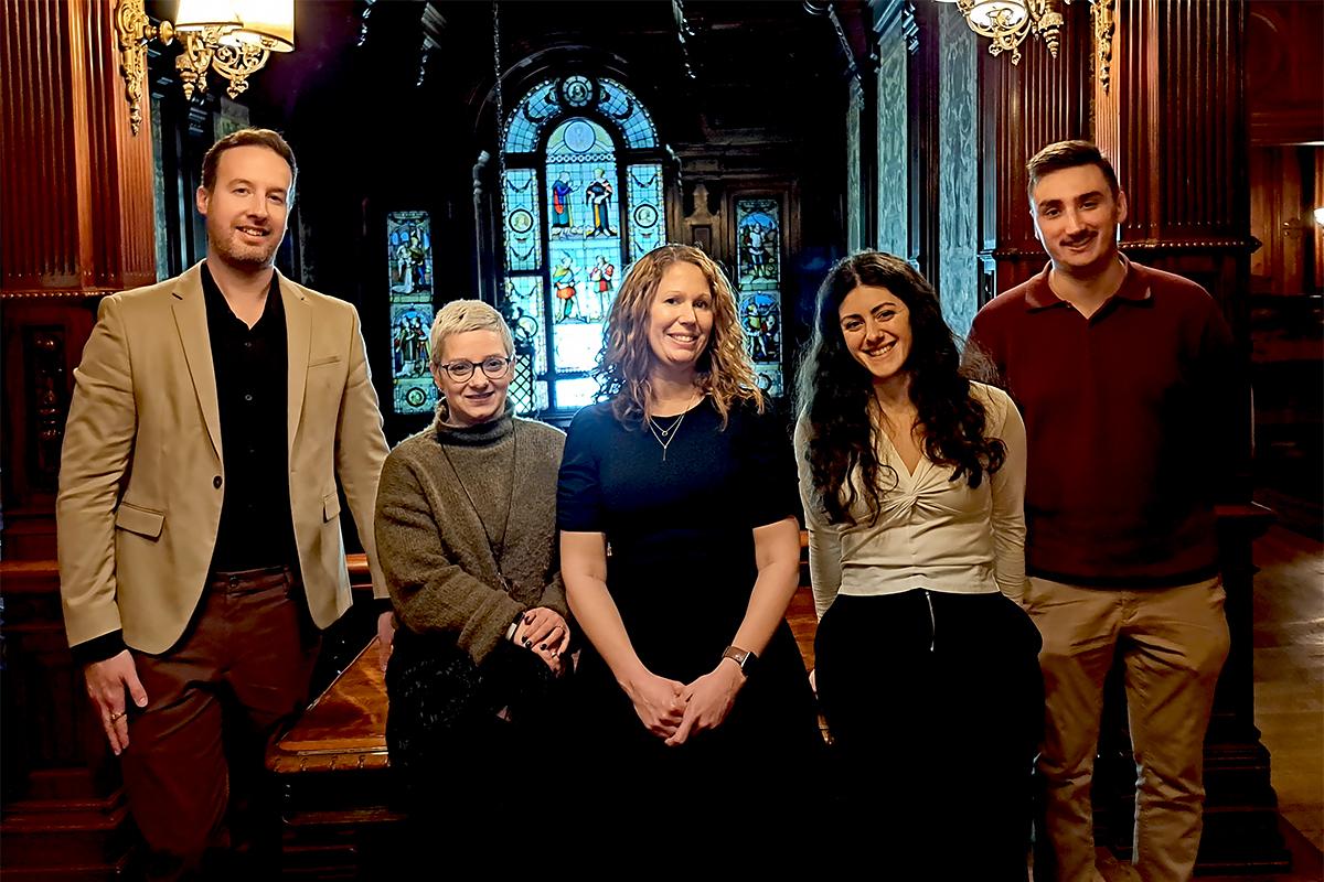 De gauche à droite : Anthony St-Pierre, édimestre; Anik Girard, directrice générale et éditrice; Geneviève Vincent, directrice de l’information;  Laetitia Arnaud-Sicari, recherchiste web; Gabriel Guénette, recherchiste aux avant-projets. Absente : Cynthia Bolduc-Guay, coordonnatrice éditoriale.