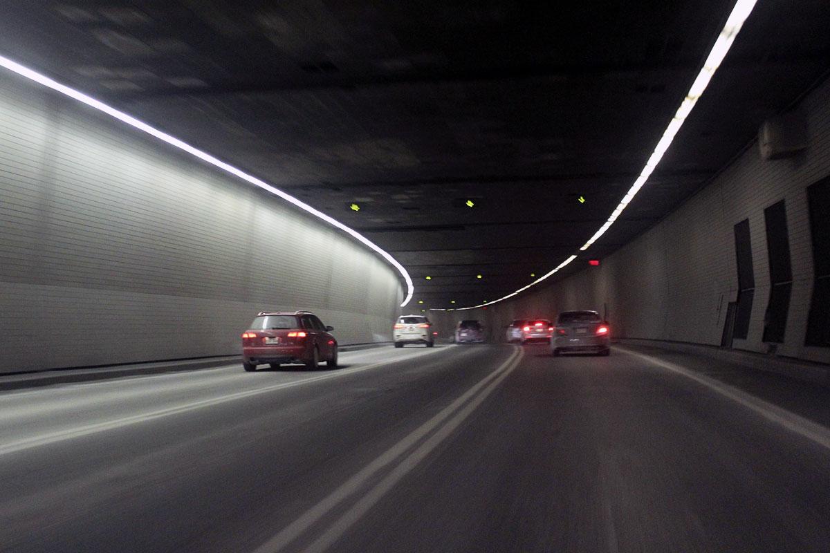 Le tunnel Ville-Marie en direction ouest. Source : Wikipédia – Calvin411