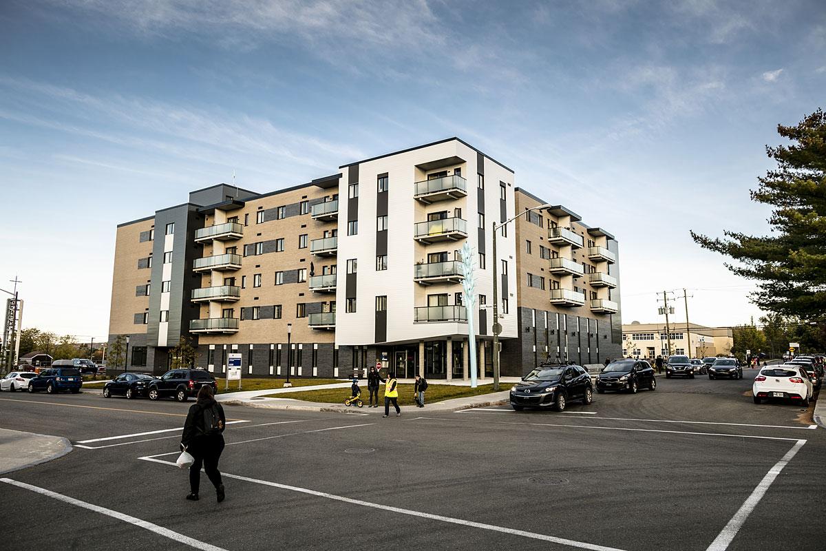 Le Centre multifonctionnel des Roses, qui constitue un exemple d’utilisation du potentiel résidentiel d’un projet immobilier - Image : Office municipal d’habitation de Québec