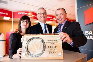 Remise de la plaque LEED-CI Argent pour l’aménagement intérieur.