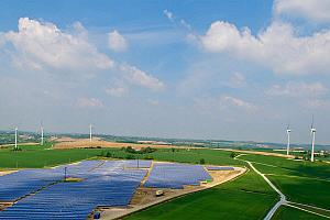 Site éolien et solaire de Boralex à Avignonet-Lauragais, France.