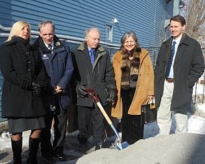 Pelletée de terre symbolisant le lancement du chantier du Centre Yolande-Duval.