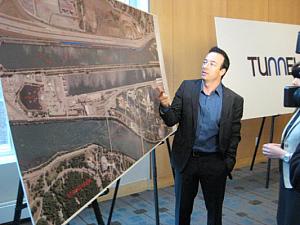 L'entrepreneur Luc Poirier expliquant son projet de tunnel Centre-Ville.