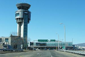 Investissements à l’Aéroport international Jean-Lesage. Crédit : Harfang, Wiki commons (CC BY 3.0).