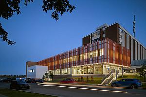 Un centre régional de radio-oncologie à Rouyn-Noranda. Crédit : Jodoin Lamarre Pratte architectes