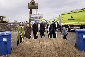 Pelletée de terre pour la construction du centre de tri de l’est de Montréal. Crédit : Josée Lecompte