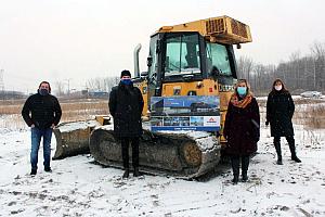 Yves Samuel (Grilli Samuel Consortium Immobilier), Charles Laberge (Canac), Maud Allaire (Ville de Contrecoeur) et Josée Lagacé (Fonds immobilier de solidarité FTQ) sur le site de la future succursale de Canac dans le pôle commercial Cité 3000 à Contrecoeur. Crédit : Canac