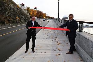 Gilles Lehouillier, maire de Lévis, en compagnie de Steve Dorval, conseiller municipal, ont souligné hier la fin des travaux de réfection de la côte Louis-Fréchette et de la rue Saint-Laurent. Crédit : Ville de Lévis