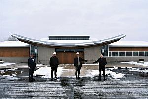 De gauche à droite : Steeve et Éric Groleau propriétaires de Construction JL Groleau remettent les clés au maire de Ville de Saint-Georges, Claude Morin, ainsi qu’au directeur général Claude Poulin. Crédit : Ville de Saint-Georges