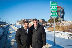 De gauche à droite : le conseiller municipal Simon Paquin (district 9) et le maire de Terrebonne,  Marc-André Plante – Photo fournie par la Ville de Terrebonne