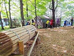 Certains élèves de l’école primaire Cap-Soleil profitent de la toute nouvelle piste d’hébertisme inaugurée le 19 septembre 2019 - Crédit Photo : Commission scolaire des Premières-Seigneuries