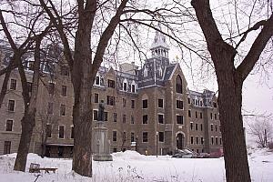 Aménagement d'un terrain de soccer-football au Collège Lionel-Groulx