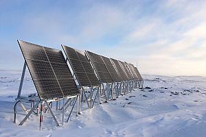 Panneaux solaire installé par Hydro-Québec, à Quaqtaq - Crédit photo David Murray