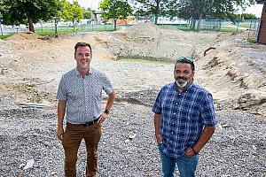 Première pelletée de terre pour le bassin du parc Jack-Eyamie. Crédit : Ville de Gatineau