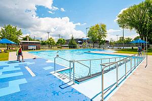 Le parc Bardy, à Québec, compte maintenant une nouvelle piscine et des terrains sportifs réaménagés. Crédit : Ville de Québec