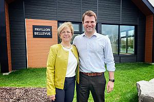 La conseillère municipale du district Arthabaska-Nord, Chantal Moreau et le maire de Victoriaville, Antoine Tardif, devant le nouveau pavillon de services du parc Bellevue. Crédit : Ville de Victoriaville  