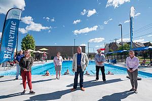 La nouvelle piscine extérieure de La Prairie a été inaugurée par le maire Donat Serres et ses conseillers municipaux : Allen Scott, Marie Eve Plante-Hébert, Julie Gauthier, Ian Rajotte et Paule Fontaine. Crédit : Ville de La Prairie.