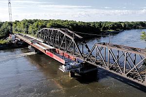 La technologie de pont lancé évite de devoir construire des jetées en rivière ainsi que l’utilisation de barges. Crédit :  REM/NOUVLR
