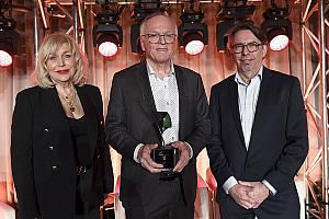 L'ACRGTQ a remis le prix Fernand-Houle à Frankie Lafontaine, accompagné de Marc Joncas et Me Gisèle Bourque. Crédit : Normand Huberdeau, Groupe NH Photographes