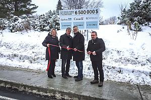 Sainte-Catherine-de-la-Jacques-Cartier s’offre de nouvelles infrastructures   - Sur la photo, de gauche à droite : madame Nathalie Laprade, monsieur Pierre Dolbec, monsieur Éric Caire et monsieur Sylvain Ferland.