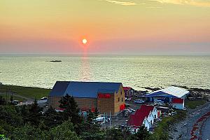 Théâtre de la Vieille-Forge de Petite-Vallée : ériger contre vents et marées. Crédit : Macogep