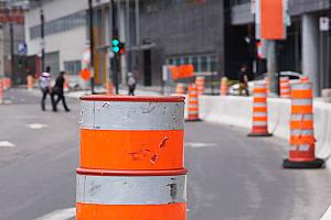 Les chantiers arrêtés, à quelques urgences près